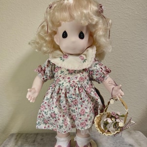 Muñeca Precious Moments “Rose June” n.° 1460 – Jardín de amigos de 12 pulgadas con etiqueta y soporte