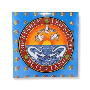 Op de afbeelding: Vierkante albumhoes met een centraal cirkelvormig ontwerp. De namen "JOHN FAHEY LEO KOTTKE PETER LANG" worden weergegeven. Het ontwerp bevat vogels, draken en een zonsondergang boven water, tegen een blauwe achtergrond met wolkenmotieven.