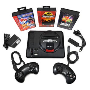Può includere: Una console per videogiochi Sega Genesis a 16 bit di colore nero con due controller cablati, un alimentatore e tre cartucce di gioco nelle loro custodie originali: Sonic Spinball, Jurassic Park e James Pond 3, disposti su sfondo bianco.
