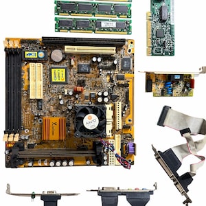 Może przedstawiać: Biały ceramiczny kubek z czarnym uchwytem i napisem "But First, Coffee" pogrubioną czcionką. Kubek stoi na drewnianej powierzchni. Kubek ma około 10 cm wysokości.