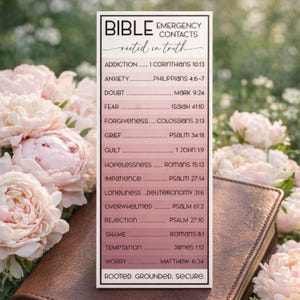 Könnte beinhalten: Ein Lesezeichen mit der Aufschrift "BIBLE EMERGENCY CONTACTS" und einer Liste von Bibelversen für verschiedene Probleme. Das Lesezeichen hat einen rosa-weißen Farbverlauf, mit den Worten "rooted in truth" oben und "rooted. grounded. secure." unten.