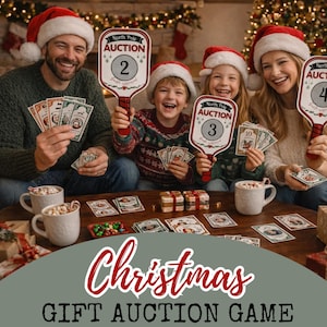以下が含まれることがあります： サンタ帽をかぶった家族がクリスマスギフトオークションゲームをプレイしています。ゲームには、番号2、3、4のオークションパドル、おもちゃのお金、包装されたギフトが含まれています。「Christmas GIFT AUCTION GAME」というテキストが一番下に表示されています。