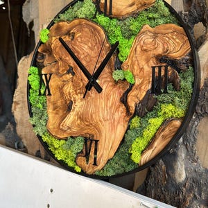 Round wall clock with boho aesthetic, blending real moss and sustainable wood.