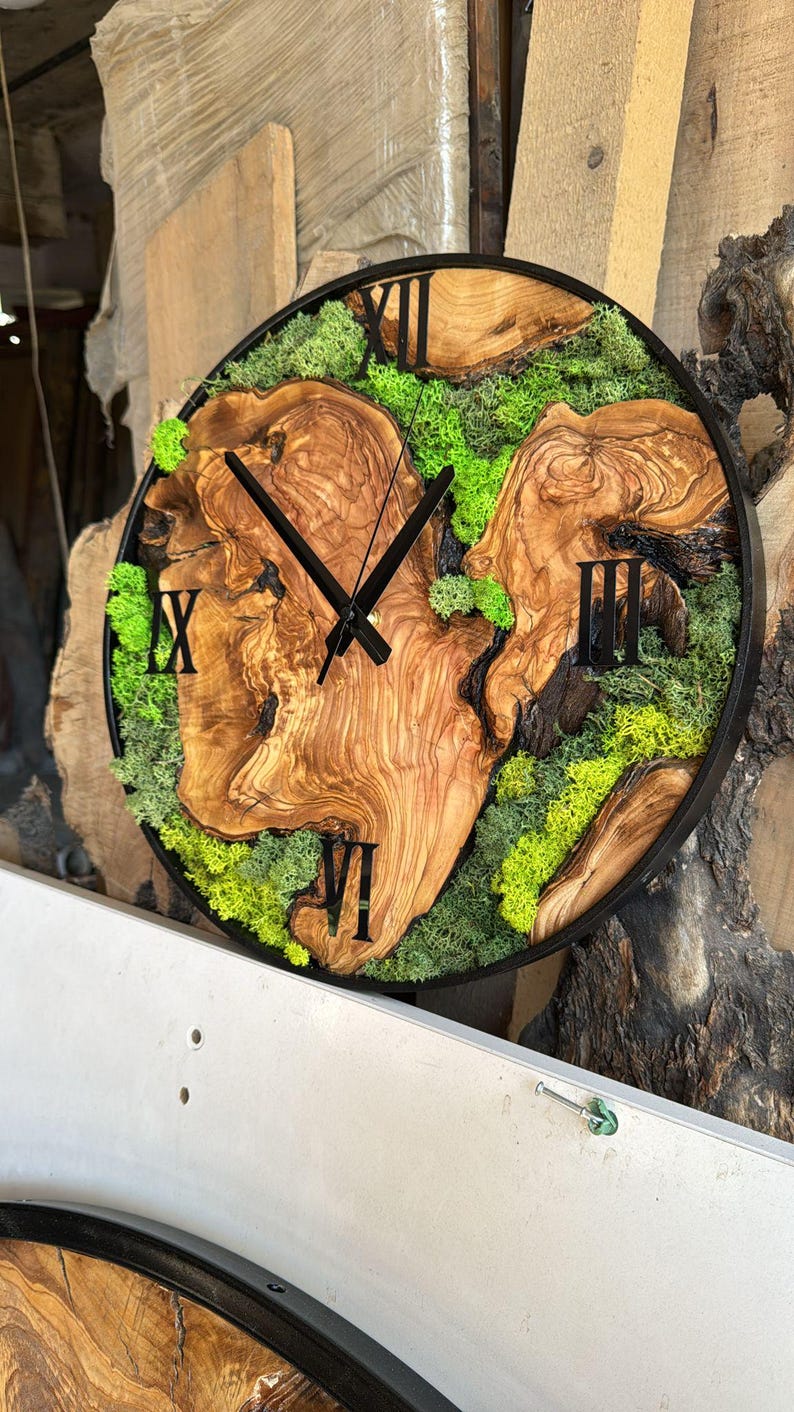 Round wall clock with boho aesthetic, blending real moss and sustainable wood.