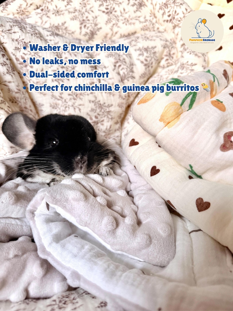 Puede incluir: Una chinchilla negra descansando sobre una manta suave de color claro con un patr&oacute;n de puntos texturizados y una pieza de tela separada con un estampado de corazones marrones y tulipanes naranjas. El texto en la imagen dice: Washer & Dryer Friendly, No leaks, no mess, Dual-sided comfort, Perfect for chinchilla & guinea pig burritos.