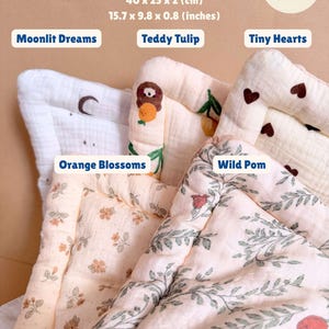 Puede incluir: Una colecci&oacute;n de cinco almohadillas rectangulares de muselina que miden 40 x 25 x 2 cm. Los patrones incluyen Moonlit Dreams, Teddy Tulip, Tiny Hearts, Orange Blossoms y Wild Pom. Cada almohadilla presenta una textura acolchada suave.