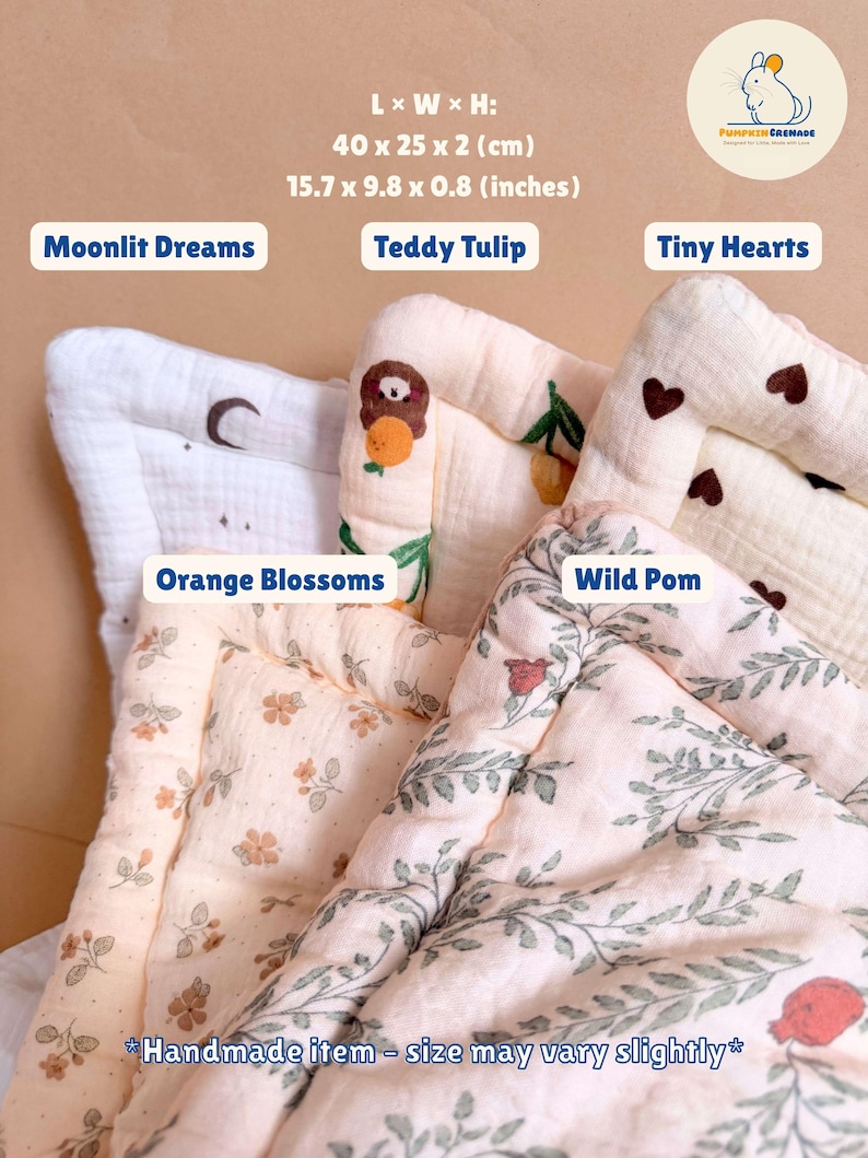 Puede incluir: Una colecci&oacute;n de cinco almohadillas rectangulares de muselina que miden 40 x 25 x 2 cm. Los patrones incluyen Moonlit Dreams, Teddy Tulip, Tiny Hearts, Orange Blossoms y Wild Pom. Cada almohadilla presenta una textura acolchada suave.