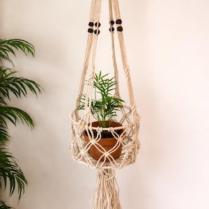 Pu&ograve; includere: Un tagliere in legno fatto a mano con finitura naturale. La tavola presenta un bordo vivo su un lato e una forma rettangolare liscia. Misura circa 45 cm di lunghezza e 30 cm di larghezza.