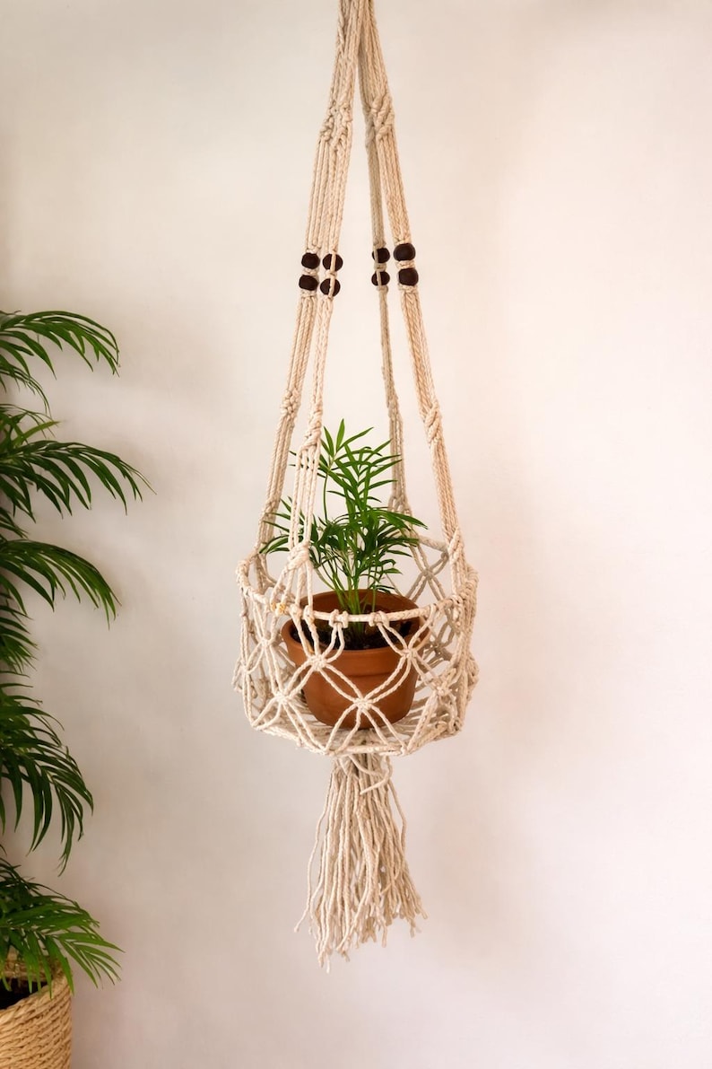 Pu&ograve; includere: Un tagliere in legno fatto a mano con finitura naturale. La tavola presenta un bordo vivo su un lato e una forma rettangolare liscia. Misura circa 45 cm di lunghezza e 30 cm di larghezza.