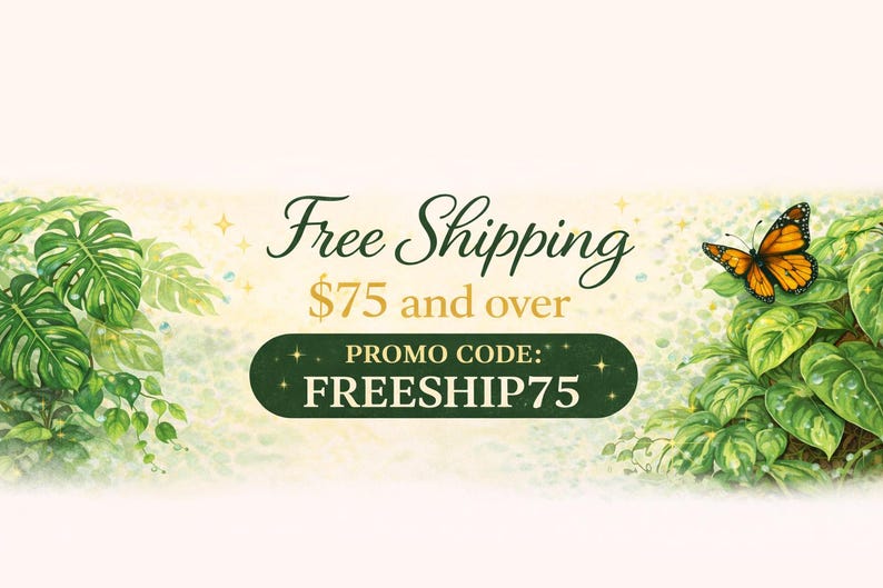 Puede incluir: Banner ilustrado con las palabras "Env&iacute;o gratuito" en escritura elegante. El texto "$75 y m&aacute;s" est&aacute; debajo, con un &oacute;valo verde oscuro que contiene "C&oacute;digo promocional: FREESHIP75". Una mariposa y hojas verdes decoran los bordes.