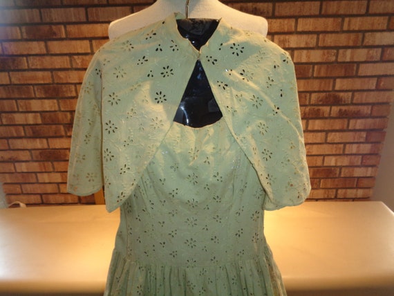 Vintage 1950s Light Green Cotton Flower Eyelet Sl… - image 2