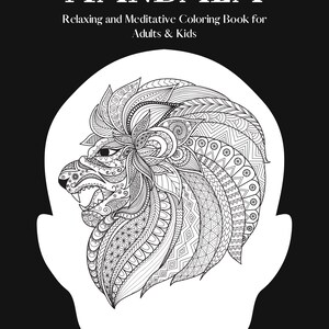 K&ouml;nnte beinhalten: Schwarz-wei&szlig; Mandala-Malbuch-Cover. Das Wort "MANDALA" steht oben, darunter der Text "Relaxing and Meditative Coloring Book for Adults & Kids". Ein detailliertes L&ouml;wenkopf-Design befindet sich in der Mitte. Das Buch ist von Kingswak_Legacy.