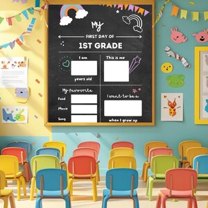 Könnte beinhalten: Eine Tafel für den ersten Schultag der 1. Klasse mit Feldern zum Ausfüllen persönlicher Daten. Das Schild ist mit Regenbogen- und Sternillustrationen verziert. Bunte Stühle sind in Reihen vor dem Schild angeordnet.