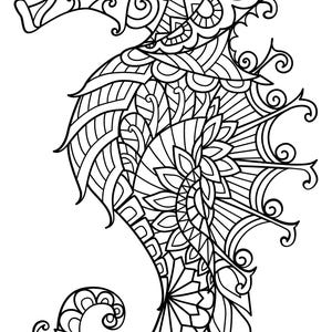 K&ouml;nnte beinhalten: Schwarz-Wei&szlig;-Illustration eines Seepferdchens mit aufwendigen Mustern. Das Seepferdchen ist im Profil dargestellt und zeigt detaillierte Designs in seinem K&ouml;rper, seinen Flossen und seinem Schwanz. Das Kunstwerk weist eine Vielzahl von Formen und Linien auf, die ein komplexes und visuell ansprechendes Design bilden.