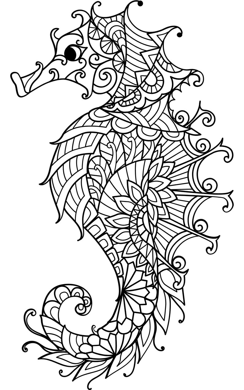 K&ouml;nnte beinhalten: Schwarz-Wei&szlig;-Illustration eines Seepferdchens mit aufwendigen Mustern. Das Seepferdchen ist im Profil dargestellt und zeigt detaillierte Designs in seinem K&ouml;rper, seinen Flossen und seinem Schwanz. Das Kunstwerk weist eine Vielzahl von Formen und Linien auf, die ein komplexes und visuell ansprechendes Design bilden.