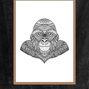 K&ouml;nnte beinhalten: Schwarz-Wei&szlig;-Illustration eines Gorillakopfes mit aufwendigen Mustern und Designs. Das Kunstwerk befindet sich auf wei&szlig;em Hintergrund in einem braunen Rahmen, gehalten von zwei goldfarbenen B&uuml;roklammern. Der Hintergrund ist eine dunkle Tafel.