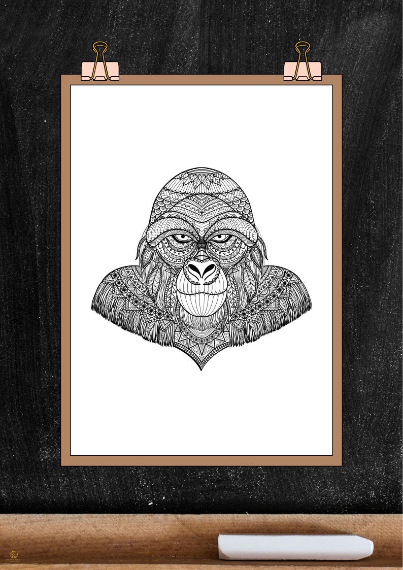 K&ouml;nnte beinhalten: Schwarz-Wei&szlig;-Illustration eines Gorillakopfes mit aufwendigen Mustern und Designs. Das Kunstwerk befindet sich auf wei&szlig;em Hintergrund in einem braunen Rahmen, gehalten von zwei goldfarbenen B&uuml;roklammern. Der Hintergrund ist eine dunkle Tafel.