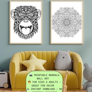 K&ouml;nnte beinhalten: Zwei gerahmte Schwarz-Wei&szlig;-Drucke. Einer zeigt ein detailliertes Affengesicht, der andere ein Mandala-Design. Die Drucke werden &uuml;ber einem gelben Sofa mit dekorativen Kissen angezeigt. Der Text auf dem Bild lautet: Printable Mandala Wall Art for Kids & Adults - Great for Decor.