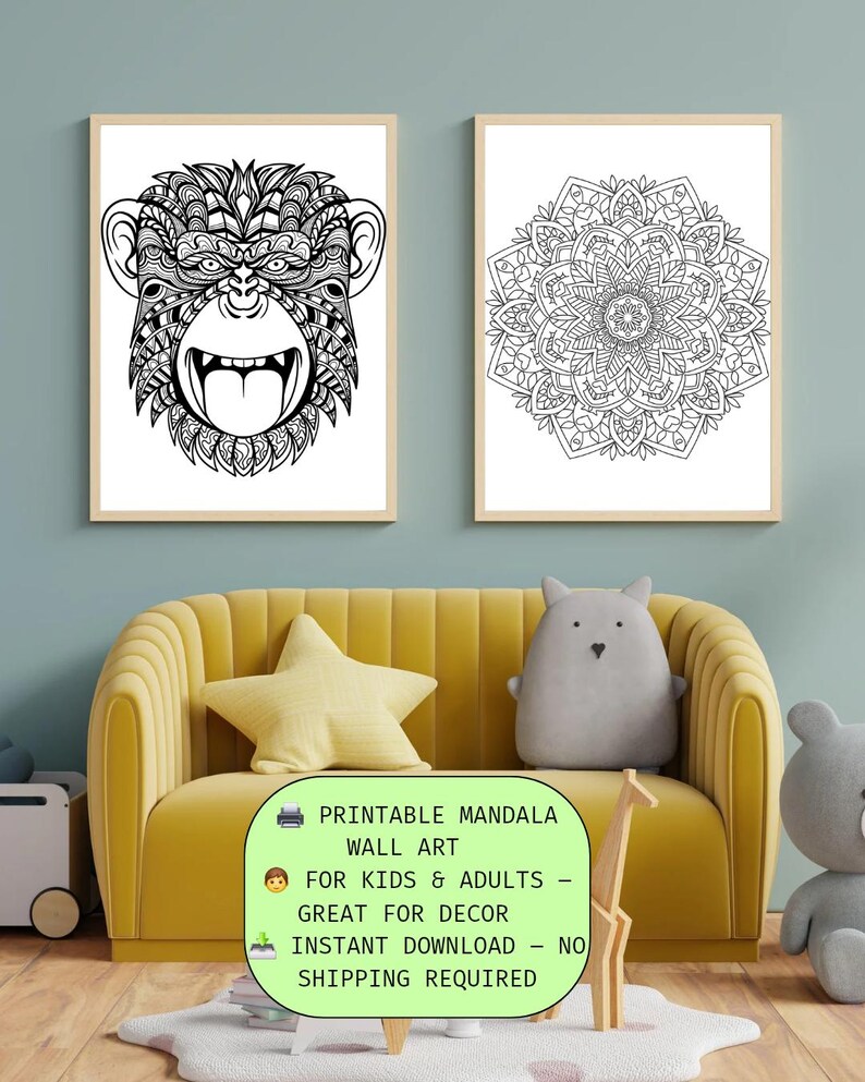 K&ouml;nnte beinhalten: Zwei gerahmte Schwarz-Wei&szlig;-Drucke. Einer zeigt ein detailliertes Affengesicht, der andere ein Mandala-Design. Die Drucke werden &uuml;ber einem gelben Sofa mit dekorativen Kissen angezeigt. Der Text auf dem Bild lautet: Printable Mandala Wall Art for Kids & Adults - Great for Decor.