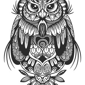 K&ouml;nnte beinhalten: Schwarz-Wei&szlig;-Illustration einer Eule mit komplizierten, symmetrischen Mustern. Die Eule hat gro&szlig;e Augen, ein herzf&ouml;rmiges Design auf der Brust und detaillierte Feder- und Blattmotive. Das Kunstwerk ist ein detailliertes, symmetrisches Design.