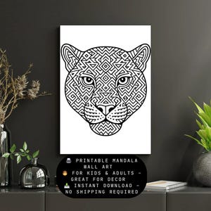 K&ouml;nnte beinhalten: Schwarz-wei&szlig; druckbare Wandkunst mit einem detaillierten Mandala-Design eines Jaguar-Gesichts. Geeignet f&uuml;r Kinder und Erwachsene, ideal f&uuml;r die Inneneinrichtung. Der Text im Bild lautet: "PRINTABLE MANDALA WALL ART, FOR KIDS & ADULTS - GREAT FOR DECOR, INSTANT DOWNLOAD - NO SHIPPING REQUIRED."