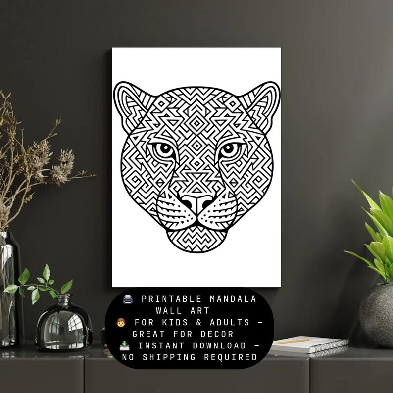 K&ouml;nnte beinhalten: Schwarz-wei&szlig; druckbare Wandkunst mit einem detaillierten Mandala-Design eines Jaguar-Gesichts. Geeignet f&uuml;r Kinder und Erwachsene, ideal f&uuml;r die Inneneinrichtung. Der Text im Bild lautet: "PRINTABLE MANDALA WALL ART, FOR KIDS & ADULTS - GREAT FOR DECOR, INSTANT DOWNLOAD - NO SHIPPING REQUIRED."