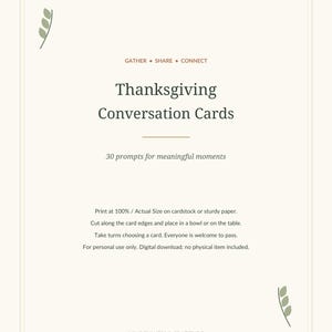 Pu&ograve; includere: Un set di carte per conversazioni del Ringraziamento con 30 spunti per momenti significativi. Il testo recita GATHER SHARE CONNECT, Thanksgiving Conversation Cards, e include istruzioni per la stampa su uno sfondo color crema.