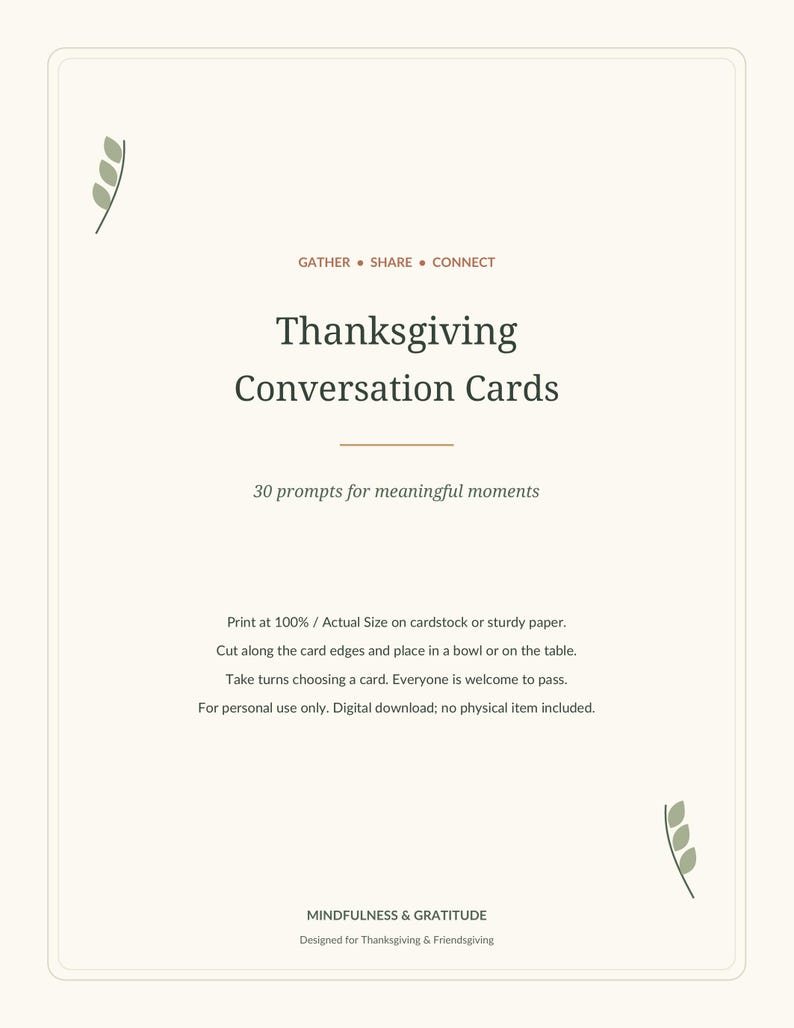 Pu&ograve; includere: Un set di carte per conversazioni del Ringraziamento con 30 spunti per momenti significativi. Il testo recita GATHER SHARE CONNECT, Thanksgiving Conversation Cards, e include istruzioni per la stampa su uno sfondo color crema.