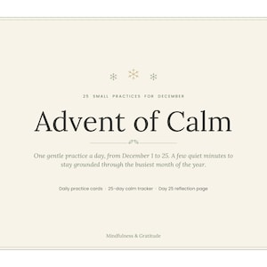 Pu&ograve; includere: Una carta color crema con il testo Advent of Calm, 25 small practices for December, e una descrizione delle pratiche quotidiane dal 1 al 25 dicembre. Include un tracker di 25 giorni e una pagina di riflessione, con Mindfulness & Gratitude.