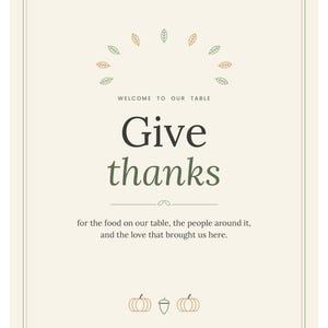 Pu&ograve; includere: Una stampa artistica rettangolare su sfondo color crema con il testo Welcome to our table, Give thanks, e for the food on our table, the people around it, and the love that brought us here, decorata con icone di foglie, zucche e ghiande.