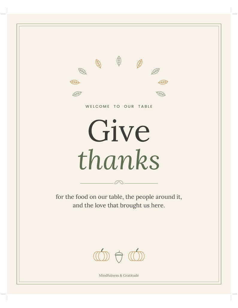 Pu&ograve; includere: Una stampa artistica rettangolare su sfondo color crema con il testo Welcome to our table, Give thanks, e for the food on our table, the people around it, and the love that brought us here, decorata con icone di foglie, zucche e ghiande.