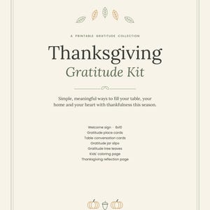 Pu&ograve; includere: Un documento stampabile Thanksgiving Gratitude Kit con sfondo color crema e testo scuro. Elenca i contenuti tra cui un cartello di benvenuto, segnaposti, carte per conversazioni, foglietti, foglie, una pagina da colorare e una pagina di riflessione.