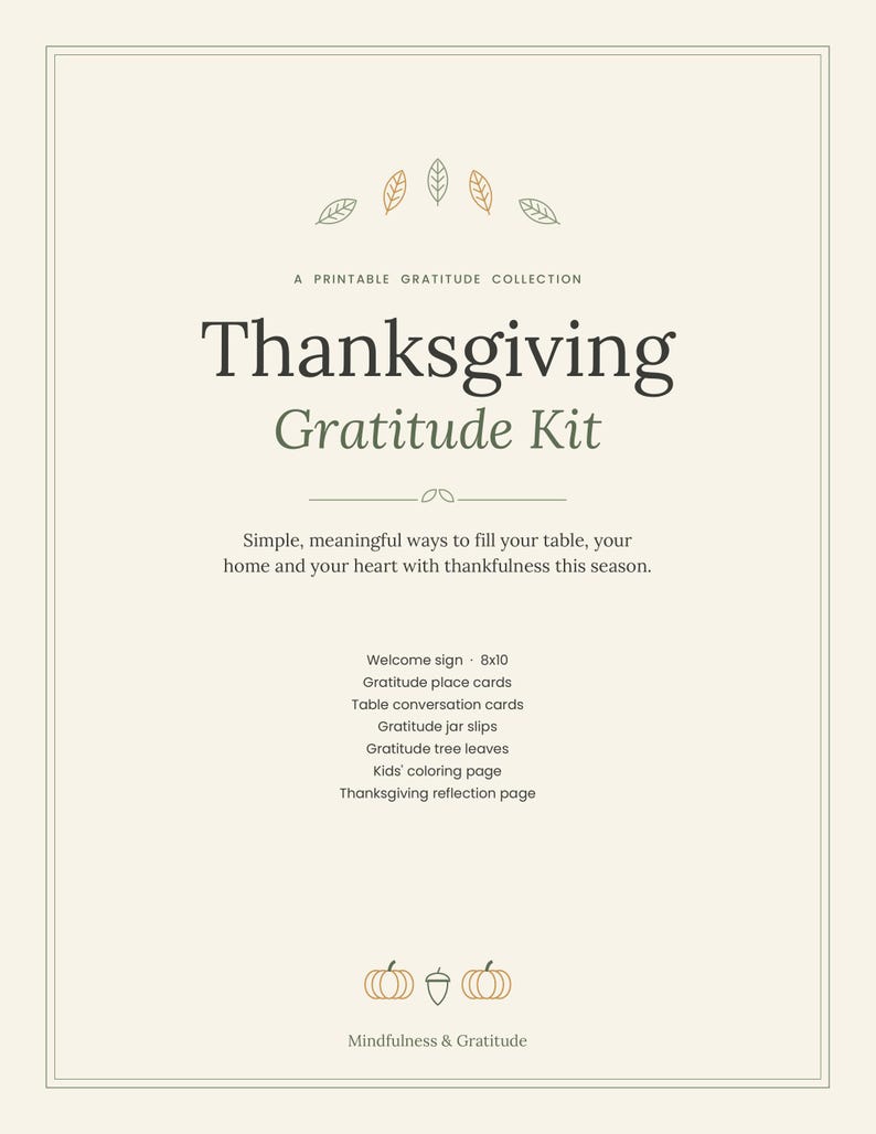 Pu&ograve; includere: Un documento stampabile Thanksgiving Gratitude Kit con sfondo color crema e testo scuro. Elenca i contenuti tra cui un cartello di benvenuto, segnaposti, carte per conversazioni, foglietti, foglie, una pagina da colorare e una pagina di riflessione.