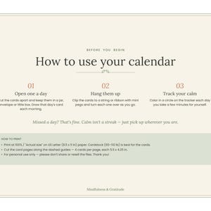 Pu&ograve; includere: Una guida di istruzioni intitolata How to use your calendar con tre passaggi: Open one a day, Hang them up e Track your calm. Include istruzioni di stampa per schede da 14 x 10,8 cm su uno sfondo color crema.