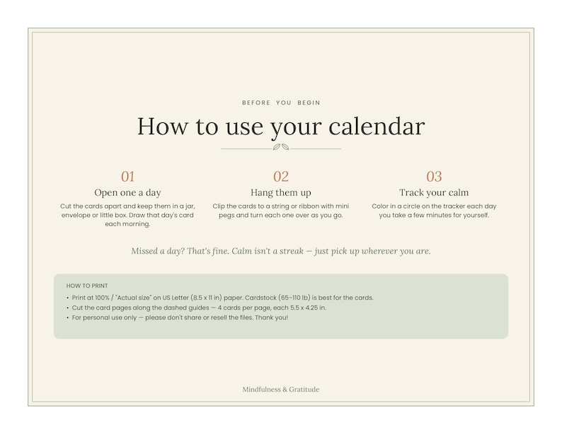 Pu&ograve; includere: Una guida di istruzioni intitolata How to use your calendar con tre passaggi: Open one a day, Hang them up e Track your calm. Include istruzioni di stampa per schede da 14 x 10,8 cm su uno sfondo color crema.