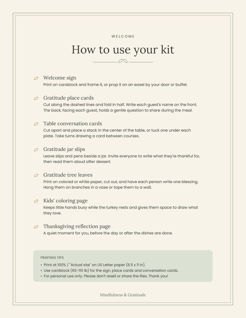 Pu&ograve; includere: Un documento di istruzioni beige intitolato How to use your kit, che elenca i passaggi per cartelli di benvenuto, segnaposto, carte di conversazione, foglietti, foglie, pagine da colorare e riflessioni, con consigli di stampa per carta 21,6 x 27,9 cm.