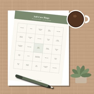 Può includere: Un foglio di gioco Self-Care Bingo con un'intestazione verde salvia, caratterizzato da una griglia cinque per cinque di attività di benessere e uno spazio libero centrale. Il foglio è accompagnato da una tazza di caffè marrone e una penna verde.