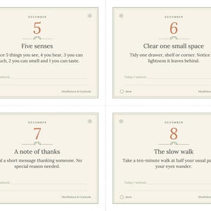 Pu&ograve; includere: Quattro carte rettangolari con sfondo color crema e testo scuro. Ogni carta presenta una data di dicembre dal 5 all'8, un'attivit&agrave; di consapevolezza, una riga 'Today I noticed', una casella 'done' e il testo 'Mindfulness & Gratitude'.
