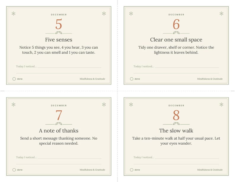 Pu&ograve; includere: Quattro carte rettangolari con sfondo color crema e testo scuro. Ogni carta presenta una data di dicembre dal 5 all'8, un'attivit&agrave; di consapevolezza, una riga 'Today I noticed', una casella 'done' e il testo 'Mindfulness & Gratitude'.