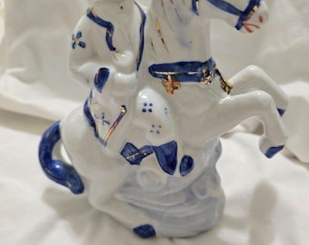 Figura de porcelana de hombre a caballo de Delf azul blanco dorado estilo Delft o Gzhel.