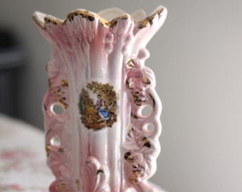 Jarrón vintage adornado en rosa, blanco y dorado con esmalte perlado estilo victoriano