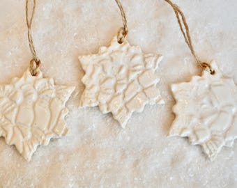Conjunto de 3 enfeites de floco de neve de cerâmica: Decoração natalina em cerâmica branca ~ Enfeites de floco de neve de cerâmica ~ Flocos de neve de cerâmica ~ 1067