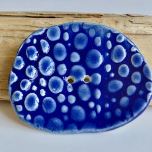 Handgemaakte jumbo-keramische knop: koningsblauw steengoed met textuur ~ 4137