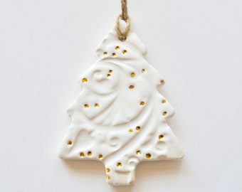Handgemaakt keramisch kerstboomornament: wit met gouden stippen ~ 1122