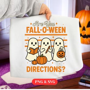 Puede incluir: Gráfico blanco con temática de Halloween con el texto "Are You FALL-O-WEEN DIRECTIONS?". El diseño presenta tres fantasmas de dibujos animados, calabazas y detalles en naranja y negro. Los fantasmas sostienen un libro, un bolígrafo y una linterna.