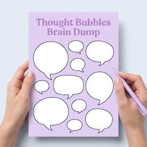 Könnte beinhalten: Ein Set aus drei Keramikbechern mit gesprenkelter, matter Oberfläche. Die Becher sind in Creme-, Hellgrau- und Dunkelgrautönen gehalten. Jeder Becher hat ein schlichtes, minimalistisches Design.