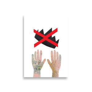 Può includere: Un poster bianco con una corona nera sbarrata da una X rossa. Sotto la corona, due mani con motivi strutturati e colorati. La mano sinistra ha verde, rosa e blu, la destra è beige e marrone.