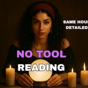 Może przedstawiać: Osoba z ciemnymi kręconymi włosami i czerwoną opaską na głowie siedzi za świecącą kulą kryształową. Tekst "NO TOOL READING" jest wyświetlany na fioletowo, z napisem "SAME HOUR DETAILED" powyżej. Zapalone świece flankują kryształową kulę.