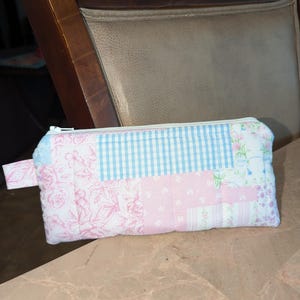 Estojo com zíper para lápis/óculos em patchwork pastel da Ammie