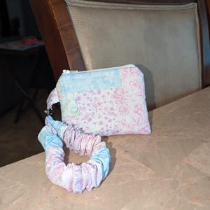 Portachiavi/portamonete fatto a mano da Ammie con elastico da polso - Patchwork pastello